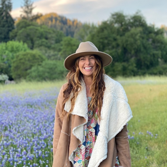 Meet your Posher, Lori - Picture 1 of 1